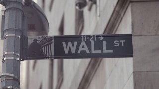 纽约金融区的华尔街标志。视频素材模板下载