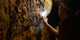 人们在探索一个古老的洞穴