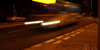 小巴货车在环岛转弯长时间暴露夜晚黄昏黄昏黄昏