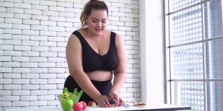 泰国身材高大的妇女在健身布准备蔬菜沙拉等健康食品