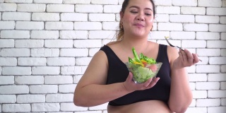以下观点:泰国身材高大的妇女在运动时吃蔬菜沙拉等健康食品