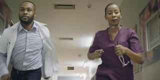 医护人员冲向手术室的慢动作视频