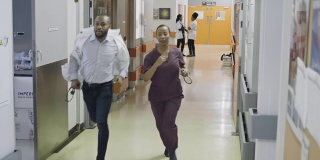 医护人员跑去医院急诊的慢动作视频