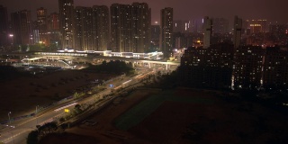 中国广东省深圳市龙华区，2018年1月5日。时光在夜城中流逝