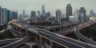 T/L ZI天桥和城市交通高峰时段鸟瞰图，从白天到晚上/上海，中国