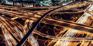 T/L TD天桥鸟瞰图，地铁和城市交通在晚上/阿联酋迪拜
