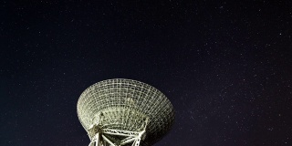 T/L夜晚的戏剧性天空，无线电望远镜