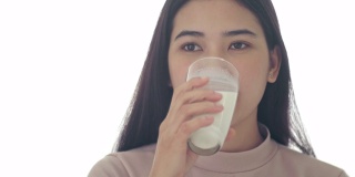 喝新鲜牛奶的亚洲妇女