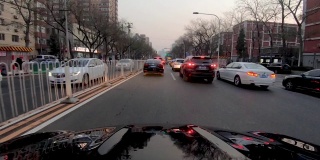 时间推移前车车辆行驶在市中心城市道路，中国北京