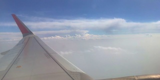 飞机机翼对着云景