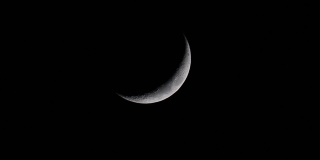 新月在夜空中的运动。
