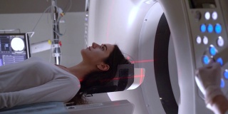 CT扫描的大脑和头骨，为一个美丽的年轻女孩治疗头痛。颅骨和大脑的激光扫描和x射线图像。医疗保险待遇