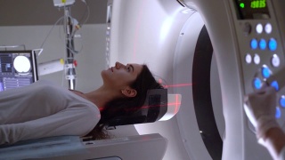 CT扫描的大脑和头骨，为一个美丽的年轻女孩治疗头痛。颅骨和大脑的激光扫描和x射线图像。医疗保险待遇视频素材模板下载