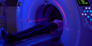在一家诊所用蓝色和红色激光对一个女孩的骨盆进行计算机诊断。CT诊断的外科和肿瘤病理，损伤，妇科和泌尿科疾病，血管病理。