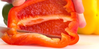 甜椒或灯笼椒由厨师烹制。高清慢动作。