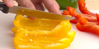 甜椒或灯笼椒由厨师烹制。高清慢动作。