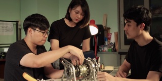 亚洲首席工程师俱乐部的工程师咨询发动机介绍了发动机零件的操作与学生工程实习生在实验室。小工具、发展和生产力的概念。