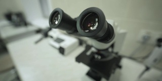 实验室里的新式显微镜。医学研究与分析的概念、背景、微生物学