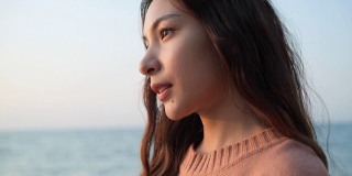 亚洲十几岁的女孩在海滩夏天去海边旅行。年轻女性与自然愉快放松。年轻女性接受自然疗法。