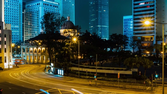 香港，中国- 2019年1月6日，交通繁忙的汽车和电车道路上的中国银行大厦。2019年1月6日，一群人在香港过马路。