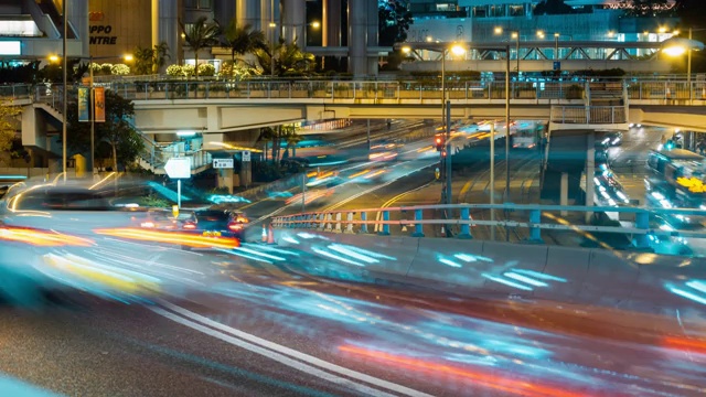 香港，中国- 2019年1月6日，交通繁忙的汽车和电车道路上的中国银行大厦。2019年1月6日，一群人在香港过马路。