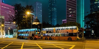 香港，中国- 2019年1月6日，交通繁忙的汽车和电车道路上的中国银行大厦。2019年1月6日，一群人在香港过马路。