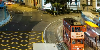 香港，中国- 2019年1月6日，交通繁忙的汽车和电车道路上的中国银行大厦。2019年1月6日，一群人在香港过马路。