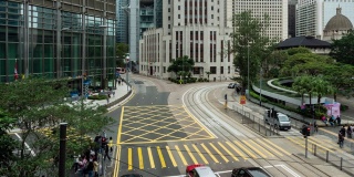 香港，中国- 2019年1月6日，交通繁忙的汽车和电车道路上的中国银行大厦。2019年1月6日，一群人在香港过马路。
