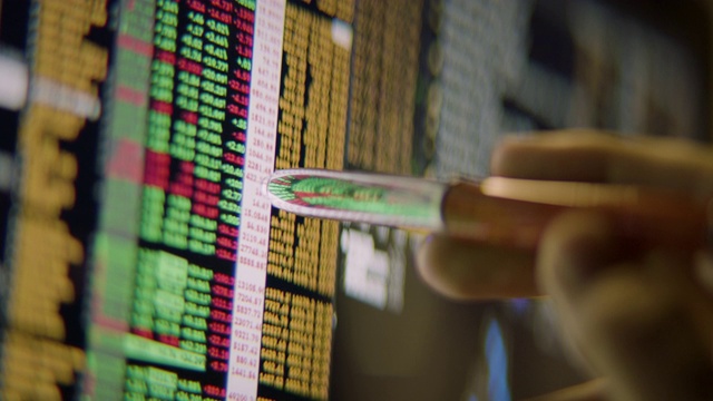 商人正在分析股票市场数据