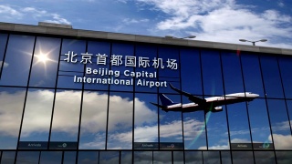 飞机在北京首都机场降落视频素材模板下载