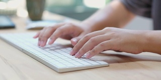 慢镜头，男人的手绑键盘电脑在家办公的桌子，从家里工作，人和科技