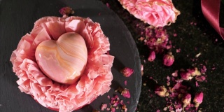 彩色的心形甜点在桌子上与花，特写