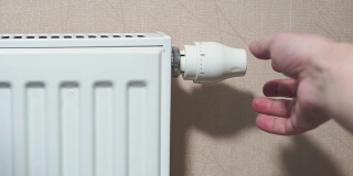 手动调温散热器上的温控器。