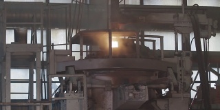 熔化的金属被倒出来。现代感应炉用于从熔炉冶金厂浇注热液态金属。钢铁行业