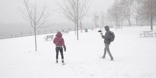 一个DOP在一个寒冷的冬天捕捉一个模型的照片