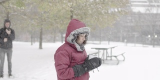 一个女人走在冬日，她的朋友拍摄她