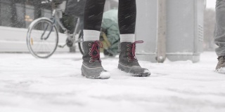 近距离拍摄下雪时的两双脚