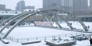 内森·菲利普广场被雪覆盖的照片