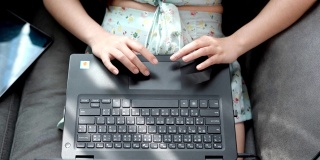 试图在笔记本电脑上通过在线求职搜索引擎找工作的女人