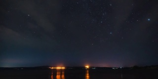 延时:恒星轨迹星系宇宙移动在当地湖泊夜晚