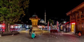 在波斯尼亚和黑塞哥维那的萨拉热窝老城塞比利喷泉的夜晚时光崩塌