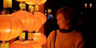 妇女拜灯庆祝中国春节