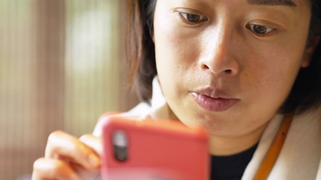 亚洲女性使用智能手机