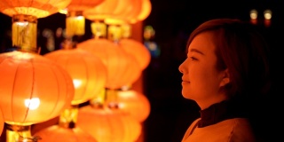 妇女拜灯庆祝中国春节
