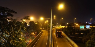 快速前进的夜晚交通双曲线桥路灯长曝光模糊到清晰