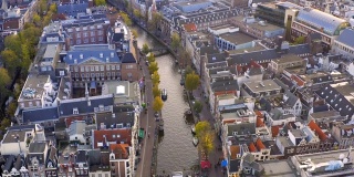 荷兰阿姆斯特丹- 2019年10月31日:无人机拍摄荷兰阿姆斯特丹著名的王子运河，这里有古老的传统房屋和教堂