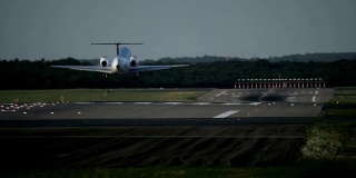 双引擎商用飞机接近机场