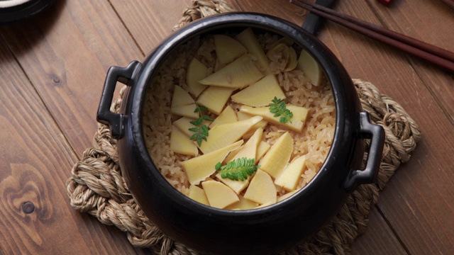 搅拌竹笋米饭。