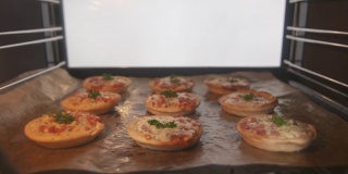 烘烤迷你披萨开胃菜在烤箱中延时小披萨。