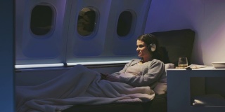 女商人在私人飞机上看电影
